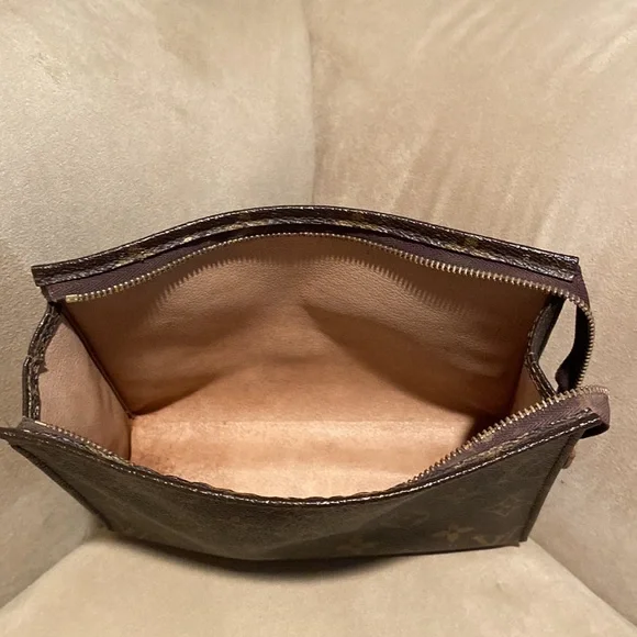 LV,  travel or make up case - Picture 6 of 10